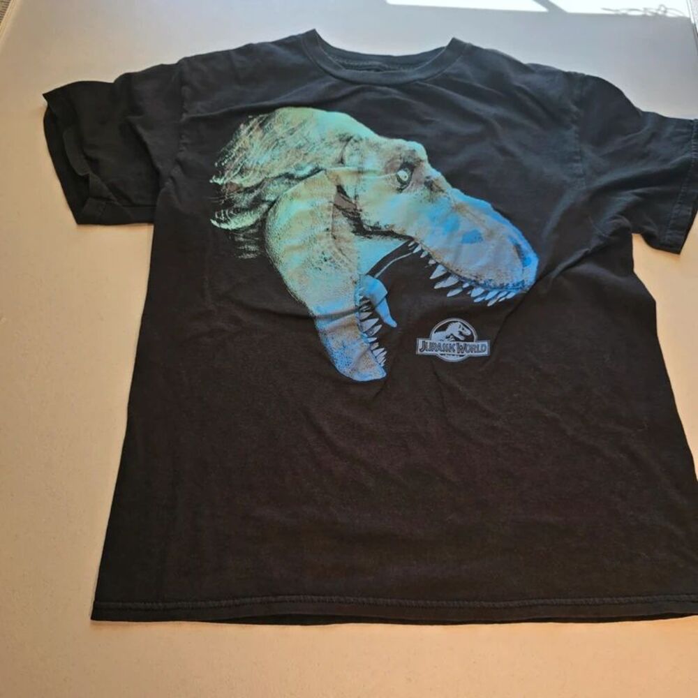 Boys Jurassic World t-shirt size M